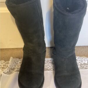 UGG Women’s Boots  Size 38 ERU Color Black